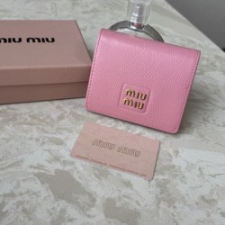 2025FW 二つ折り財布 MIU MIU ミュウミュウ 話題沸騰中の最新冬季新作