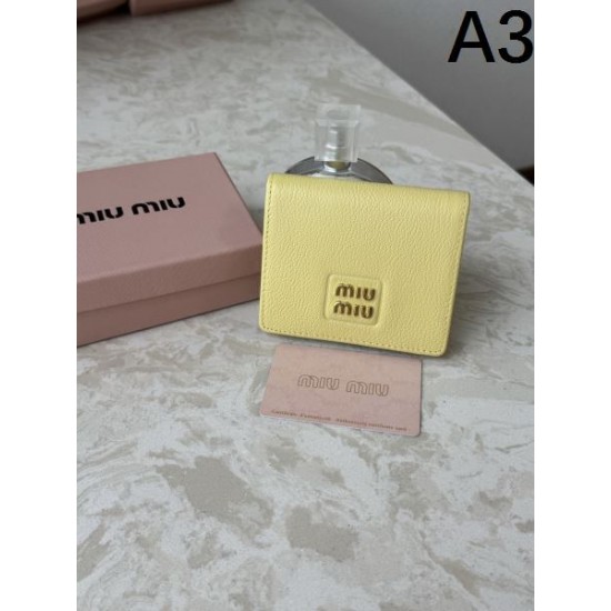 2025FW 二つ折り財布 MIU MIU ミュウミュウ 話題沸騰中の最新冬季新作