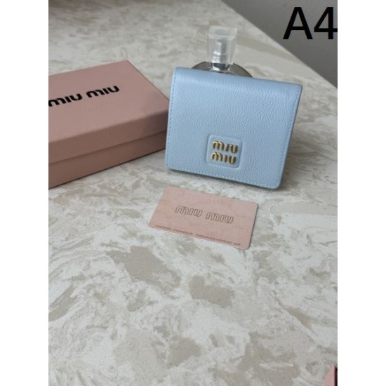 2025FW 二つ折り財布 MIU MIU ミュウミュウ 話題沸騰中の最新冬季新作