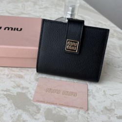 2025FW 二つ折り財布 MIU MIU ミュウミュウ この冬、心ゆくまで楽しめる逸品