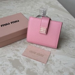 2025FW 二つ折り財布 MIU MIU ミュウミュウ この冬、心ゆくまで楽しめる逸品
