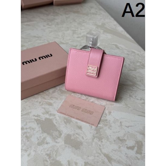 2025FW 二つ折り財布 MIU MIU ミュウミュウ この冬、心ゆくまで楽しめる逸品