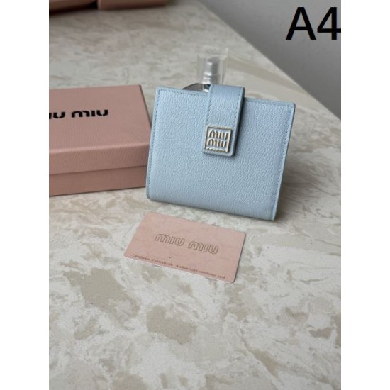 2025FW 二つ折り財布 MIU MIU ミュウミュウ この冬、心ゆくまで楽しめる逸品