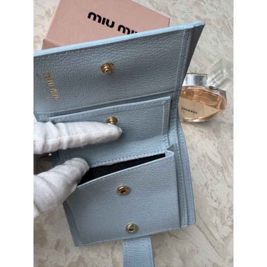 2025FW 二つ折り財布 MIU MIU ミュウミュウ この冬、心ゆくまで楽しめる逸品