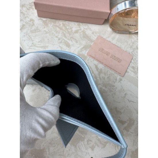 2025FW 二つ折り財布 MIU MIU ミュウミュウ この冬、心ゆくまで楽しめる逸品