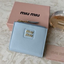 2025FW 二つ折り財布 MIU MIU ミュウミュウ 注目度アップ中の冬季新作