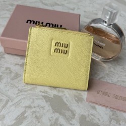 2025FW 二つ折り財布 MIU MIU ミュウミュウ 注目度アップ中の冬季新作