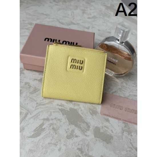 2025FW 二つ折り財布 MIU MIU ミュウミュウ 注目度アップ中の冬季新作