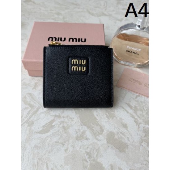 2025FW 二つ折り財布 MIU MIU ミュウミュウ 注目度アップ中の冬季新作