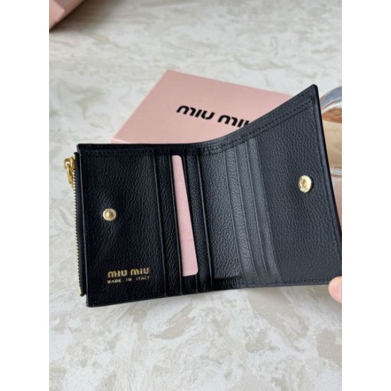 2025FW 二つ折り財布 MIU MIU ミュウミュウ 注目度アップ中の冬季新作