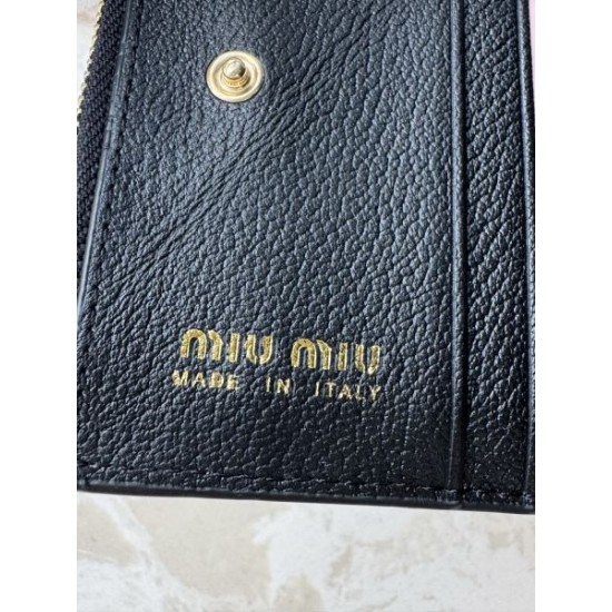 2025FW 二つ折り財布 MIU MIU ミュウミュウ 注目度アップ中の冬季新作