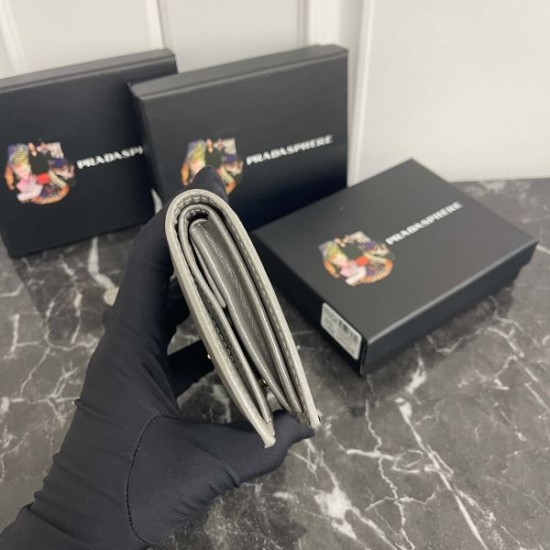 2025FW 二つ折り財布 PRADA プラダ 目を引く、必見の冬季新作