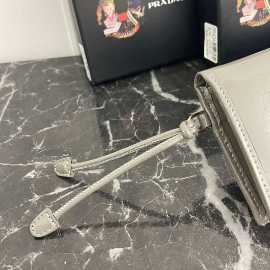 2025FW 二つ折り財布 PRADA プラダ 目を引く、必見の冬季新作