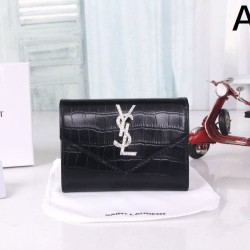 2025FW 三つ折り財布 YSL イヴ サンローラン カジュアルコーデにぴったりなアイテム