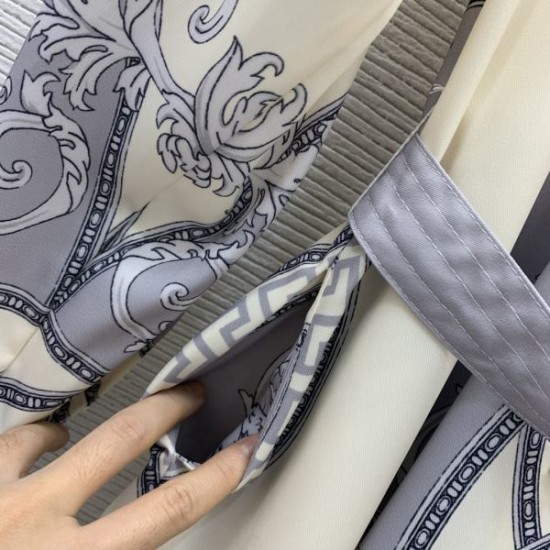 2025SS ワンピース VERSACE ヴェルサーチェ 足下注目してくれる 2025SS ワンピース VERSACE ヴェルサーチェ 足下注目してくれる