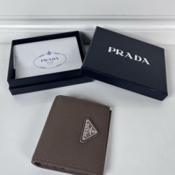 2025SS 春夏の必需アイテム PRADA プラダ 二つ折り財布