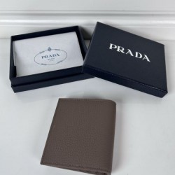 2025SS 春夏の必需アイテム PRADA プラダ 二つ折り財布