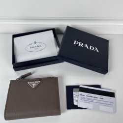 2025SS 呼び声が高い新名品 PRADA プラダ 二つ折り財布