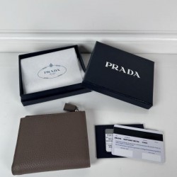 2025SS 呼び声が高い新名品 PRADA プラダ 二つ折り財布