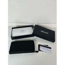 2025SS カジュアルさが強すぎる PRADA プラダ 長財布