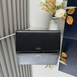 2025SS 新作カジュアルコーデに PRADA プラダ 長財布