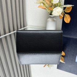 2025SS 新作カジュアルコーデに PRADA プラダ 長財布