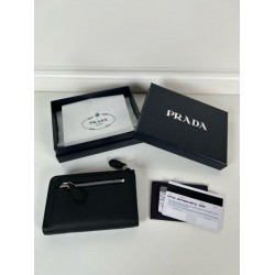 2025SS 今季はファション感漂う PRADA プラダ カードケース