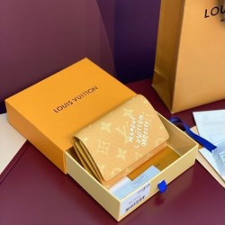 2025SS 高感度なセレブたち愛用 GUCCI グッチ 三つ折り財布