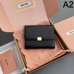 2025SS 今季も引き続きブランド MIU MIU ミュウミュウ 三つ折り財布