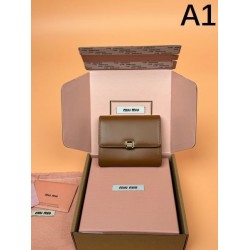 2025SS 新作春夏らしさをプラス MIU MIU ミュウミュウ 三つ折り財布