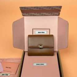 2025SS 新作春夏らしさをプラス MIU MIU ミュウミュウ 三つ折り財布