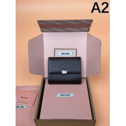 2025SS 新作春夏らしさをプラス MIU MIU ミュウミュウ 三つ折り財布