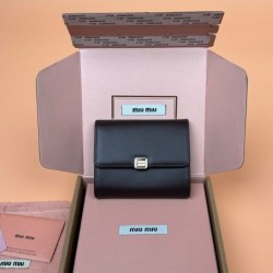 2025SS 新作春夏らしさをプラス MIU MIU ミュウミュウ 三つ折り財布