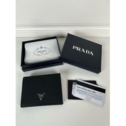 2025SS お洒落さんの愛用率が高い PRADA プラダ 二つ折り財布