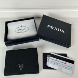 2025SS お洒落さんの愛用率が高い PRADA プラダ 二つ折り財布