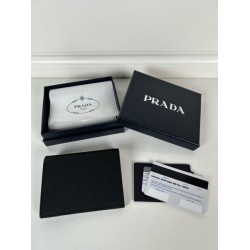 2025SS お洒落さんの愛用率が高い PRADA プラダ 二つ折り財布