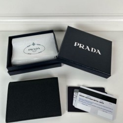 2025SS お洒落さんの愛用率が高い PRADA プラダ 二つ折り財布