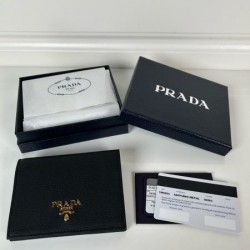 2025SS 着こなしが簡単につくれる PRADA プラダ 二つ折り財布