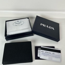 2025SS 着こなしが簡単につくれる PRADA プラダ 二つ折り財布