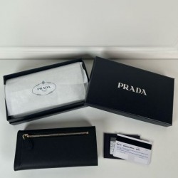 2025SS 定番のストリートスタイル PRADA プラダ 長財布