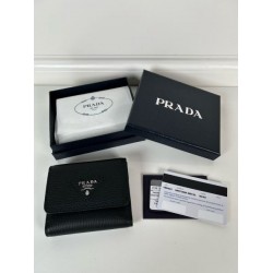 2025SS おしゃれ度をUPする新着 PRADA プラダ 三つ折り財布