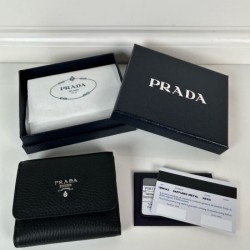 2025SS おしゃれ度をUPする新着 PRADA プラダ 三つ折り財布