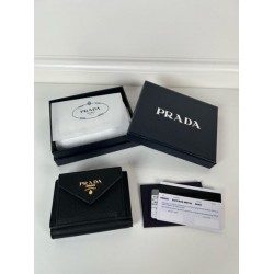 2025SS リラックスした雰囲気に PRADA プラダ 三つ折り財布