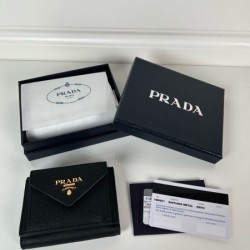 2025SS リラックスした雰囲気に PRADA プラダ 三つ折り財布