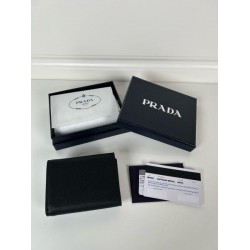 2025SS リラックスした雰囲気に PRADA プラダ 三つ折り財布