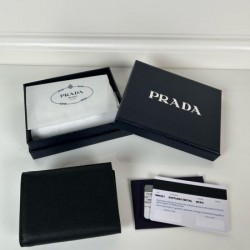 2025SS リラックスした雰囲気に PRADA プラダ 三つ折り財布