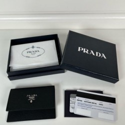 2025SS 毎シーズン存在感のある PRADA プラダ カードケース