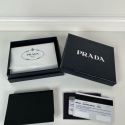 2025SS 毎シーズン存在感のある PRADA プラダ カードケース