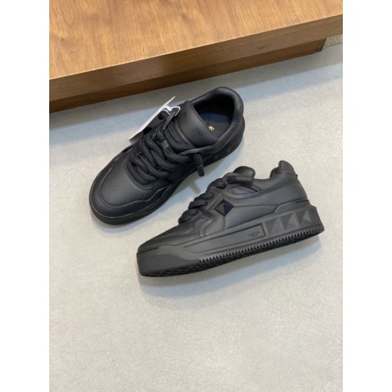 VALENTINO ヴァレンティノ 2025SS 最新作即発 メンズ用 カジュアルシューズ VALENTINO ヴァレンティノ 2025SS 最新作即発 メンズ用 カジュアルシューズ