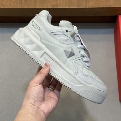 VALENTINO ヴァレンティノ 2025SS 爆発的人気 メンズ用 カジュアルシューズ